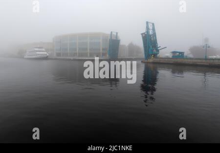 Mattinata di nebbia al ponte levatoio in Canal Park, Duluth, Minnesota Foto Stock