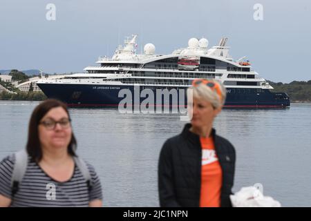 Sibenik, Croazia il 9 giugno 2022. L'incrociatore turistico le Jacques Cartier parte dopo due preseasons pandemiche, quest'anno dà speranza per la crescita dei numeri turistici. Foto: Hrvoje Jelavic/PIXSELL Foto Stock