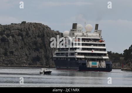 Sibenik, Croazia il 9 giugno 2022. L'incrociatore turistico le Jacques Cartier parte dopo due preseasons pandemiche, quest'anno dà speranza per la crescita dei numeri turistici. Foto: Hrvoje Jelavic/PIXSELL Foto Stock