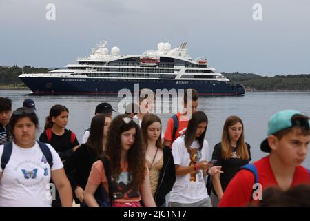 Sibenik, Croazia il 9 giugno 2022. L'incrociatore turistico le Jacques Cartier parte dopo due preseasons pandemiche, quest'anno dà speranza per la crescita dei numeri turistici. Foto: Hrvoje Jelavic/PIXSELL Foto Stock