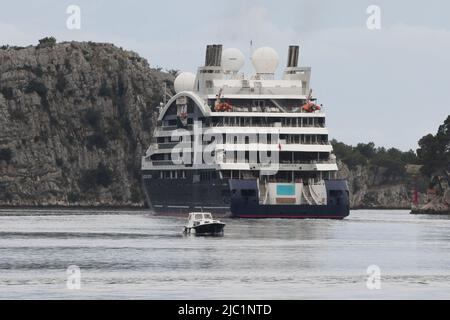 Sibenik, Croazia il 9 giugno 2022. L'incrociatore turistico le Jacques Cartier parte dopo due preseasons pandemiche, quest'anno dà speranza per la crescita dei numeri turistici. Foto: Hrvoje Jelavic/PIXSELL Foto Stock