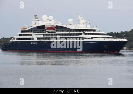 Sibenik, Croazia il 9 giugno 2022. L'incrociatore turistico le Jacques Cartier parte dopo due preseasons pandemiche, quest'anno dà speranza per la crescita dei numeri turistici. Foto: Hrvoje Jelavic/PIXSELL Foto Stock