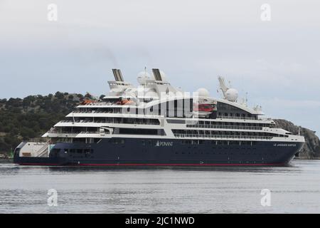 Sibenik, Croazia il 9 giugno 2022. L'incrociatore turistico le Jacques Cartier parte dopo due preseasons pandemiche, quest'anno dà speranza per la crescita dei numeri turistici. Foto: Hrvoje Jelavic/PIXSELL Foto Stock