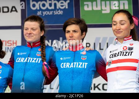 Maria Giulia Confalonieri & ciclisti del team CERATIZIT WNT Pro Cycling al Colchester Sports Park prima di competere nella gara UCI Women’s Tour Foto Stock