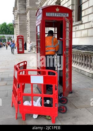Whitehall, Londra, Regno Unito. 9th giugno 2022. Una cassetta telefonica a Whitehall vicino al n. 10 Downing Street è stata riparata oggi a seguito di un'esplosione controllata dalla polizia in essa, dopo che un pacchetto sospetto è stato lasciato nella cassetta telefonica il martedì. L'oggetto è stato successivamente considerato non di rischio o di terrore. Credit: Maureen McLean/Alamy Live News Foto Stock