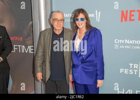 Robert De Niro e Jane Rosenthal partecipano alla prima 'Halftime' durante la serata di apertura del Tribeca Film Festival presso lo United Palace di New York City. Foto Stock
