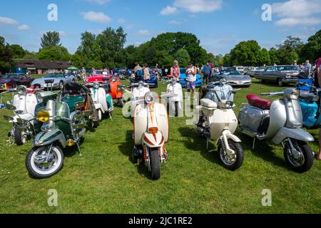 Scooter a motore Lambretta (moto) in mostra al Surrey Heath Show, Frimley, Surrey, Inghilterra, Regno Unito Foto Stock