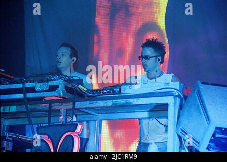 Basement Jaxx si esibisce al Homelands Festival 2002, Winchester, Hampshire, Inghilterra, Regno Unito. Foto Stock