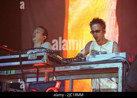 Basement Jaxx si esibisce al Homelands Festival 2002, Winchester, Hampshire, Inghilterra, Regno Unito. Foto Stock