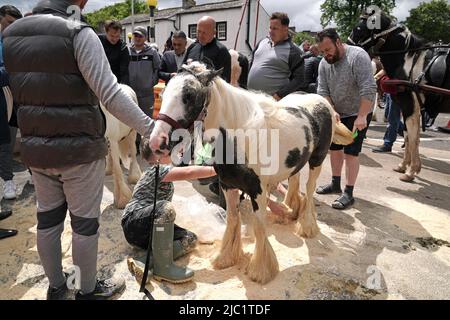 La gente frequenta la Fiera del Cavallo ad Appleby, Cumbria, il raduno annuale di zingari e viaggiatori. Data foto: Giovedì 9 giugno 2022. Il credito fotografico deve essere: Owen Humphreys/PA Wire Foto Stock