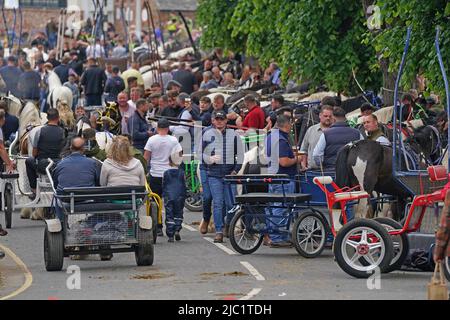 La gente frequenta la Fiera del Cavallo ad Appleby, Cumbria, il raduno annuale di zingari e viaggiatori. Data foto: Giovedì 9 giugno 2022. Il credito fotografico deve essere: Owen Humphreys/PA Wire Foto Stock