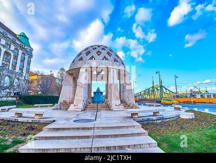 La Source House è il padiglione in pietra con una fontana, situato in Piazza Gellert, Budapest, Ungheria Foto Stock