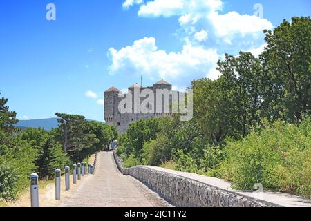 Fortezza medievale di Nehaj, sulla collina sopra Senj, in Croazia. Foto Stock