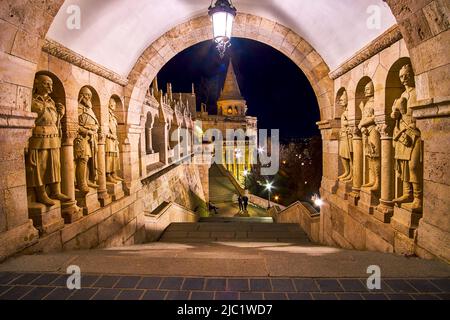 Le statue dei guerrieri medievali della dinastia Arpad sulle pareti della scala del Bastione dei pescatori a Budapest, Ungheria Foto Stock