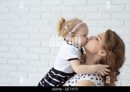 Bambino con impianto cocleare protesi acustica divertirsi con la madre - sordità e diversità concetto. Copia spazio e luogo per la pubblicità Foto Stock