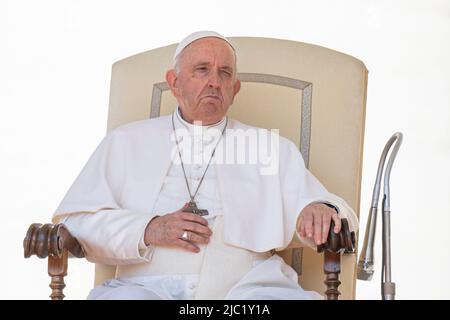 Città del Vaticano, Vaticano. 08th giugno 2022. Papa Francesco guida la sua tradizionale udienza generale del mercoledì. Tradizionale udienza generale del mercoledì Santo Padre in Piazza San Pietro, Città del Vaticano. Credit: SOPA Images Limited/Alamy Live News Foto Stock