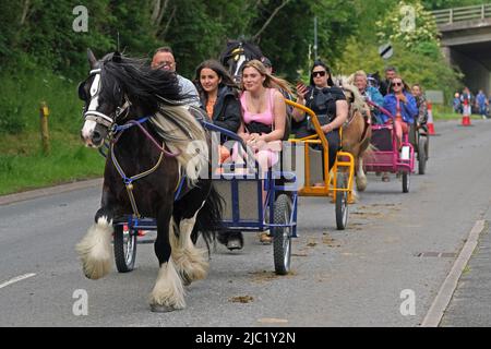 La gente frequenta la Fiera del Cavallo ad Appleby, Cumbria, il raduno annuale di zingari e viaggiatori. Data foto: Giovedì 9 giugno 2022. Il credito fotografico deve essere: Owen Humphreys/PA Wire Foto Stock