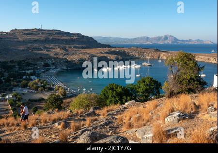 Lindos, Grecia – 27 settembre 2021. Vista panoramica sulla baia di St. Paul, isola di Rodi, Grecia Foto Stock