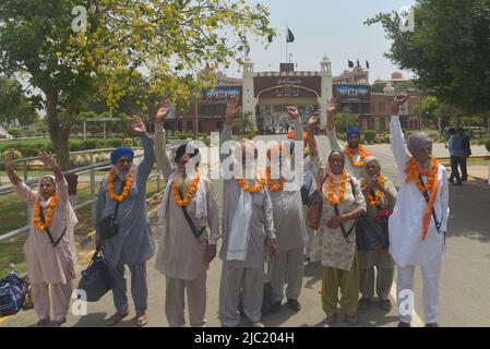 Wagah Boarder, Pakistan, 08/06/2022, pellegrini sikh indiani che entrano in Pakistan attraverso Wagah Boarder per partecipare al riferimento di condolence 416th (Jor Mela) di Guru Arjan Dev Ji a Lahore. Un gran numero di Sikh Yatrees sono arrivati in Pakistan attraverso il confine di Wagha per partecipare a riti religiosi in occasione di Joor Mela.Sikh da tutto il paese e all'estero riversati in Gurdwara Punja Sahib a Hassanabdal, il terzo luogo più sacro della religione Sikh, per marcare Shaheedi Jor Mela, Il 416th anniversario della morte del quinto guru del Sikh 11, Guru Arjan Dev Ji. (Foto di Rana Sajid Hussain/Pacific Pres Foto Stock