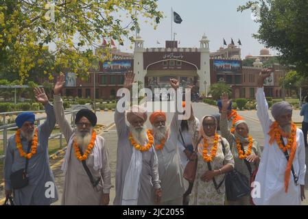 Wagah Boarder, Pakistan, 08/06/2022, pellegrini sikh indiani che entrano in Pakistan attraverso Wagah Boarder per partecipare al riferimento di condolence 416th (Jor Mela) di Guru Arjan Dev Ji a Lahore. Un gran numero di Sikh Yatrees sono arrivati in Pakistan attraverso il confine di Wagha per partecipare a riti religiosi in occasione di Joor Mela.Sikh da tutto il paese e all'estero riversati in Gurdwara Punja Sahib a Hassanabdal, il terzo luogo più sacro della religione Sikh, per marcare Shaheedi Jor Mela, Il 416th anniversario della morte del quinto guru del Sikh 11, Guru Arjan Dev Ji. (Foto di Rana Sajid Hussain/Pacific Pr Foto Stock