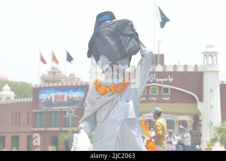 Wagah Boarder, Pakistan, 08/06/2022, pellegrini sikh indiani che entrano in Pakistan attraverso Wagah Boarder per partecipare al riferimento di condolence 416th (Jor Mela) di Guru Arjan Dev Ji a Lahore. Un gran numero di Sikh Yatrees sono arrivati in Pakistan attraverso il confine di Wagha per partecipare a riti religiosi in occasione di Joor Mela.Sikh da tutto il paese e all'estero riversati in Gurdwara Punja Sahib a Hassanabdal, il terzo luogo più sacro della religione Sikh, per marcare Shaheedi Jor Mela, Il 416th anniversario della morte del quinto guru del Sikh 11, Guru Arjan Dev Ji. (Foto di Rana Sajid Hussain/Pacific Pr Foto Stock