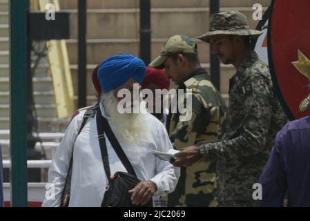 Wagah Boarder, Pakistan, 08/06/2022, pellegrini sikh indiani che entrano in Pakistan attraverso Wagah Boarder per partecipare al riferimento di condolence 416th (Jor Mela) di Guru Arjan Dev Ji a Lahore. Un gran numero di Sikh Yatrees sono arrivati in Pakistan attraverso il confine di Wagha per partecipare a riti religiosi in occasione di Joor Mela.Sikh da tutto il paese e all'estero riversati in Gurdwara Punja Sahib a Hassanabdal, il terzo luogo più sacro della religione Sikh, per marcare Shaheedi Jor Mela, Il 416th anniversario della morte del quinto guru del Sikh 11, Guru Arjan Dev Ji. (Foto di Rana Sajid Hussain/Pacific Pr Foto Stock