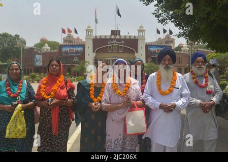 Wagah Boarder, Pakistan, 08/06/2022, pellegrini sikh indiani che entrano in Pakistan attraverso Wagah Boarder per partecipare al riferimento di condolence 416th (Jor Mela) di Guru Arjan Dev Ji a Lahore. Un gran numero di Sikh Yatrees sono arrivati in Pakistan attraverso il confine di Wagha per partecipare a riti religiosi in occasione di Joor Mela.Sikh da tutto il paese e all'estero riversati in Gurdwara Punja Sahib a Hassanabdal, il terzo luogo più sacro della religione Sikh, per marcare Shaheedi Jor Mela, Il 416th anniversario della morte del quinto guru del Sikh 11, Guru Arjan Dev Ji. (Foto di Rana Sajid Hussain/Pacific Pr Foto Stock