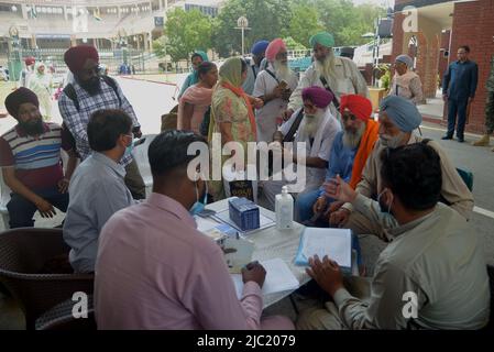 Wagah Boarder, Pakistan, 08/06/2022, pellegrini sikh indiani che entrano in Pakistan attraverso Wagah Boarder per partecipare al riferimento di condolence 416th (Jor Mela) di Guru Arjan Dev Ji a Lahore. Un gran numero di Sikh Yatrees sono arrivati in Pakistan attraverso il confine di Wagha per partecipare a riti religiosi in occasione di Joor Mela.Sikh da tutto il paese e all'estero riversati in Gurdwara Punja Sahib a Hassanabdal, il terzo luogo più sacro della religione Sikh, per marcare Shaheedi Jor Mela, Il 416th anniversario della morte del quinto guru del Sikh 11, Guru Arjan Dev Ji. (Foto di Rana Sajid Hussain/Pacific Pr Foto Stock