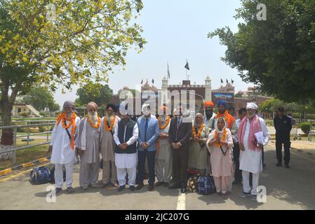 Wagah Boarder, Pakistan, 08/06/2022, pellegrini sikh indiani che entrano in Pakistan attraverso Wagah Boarder per partecipare al riferimento di condolence 416th (Jor Mela) di Guru Arjan Dev Ji a Lahore. Un gran numero di Sikh Yatrees sono arrivati in Pakistan attraverso il confine di Wagha per partecipare a riti religiosi in occasione di Joor Mela.Sikh da tutto il paese e all'estero riversati in Gurdwara Punja Sahib a Hassanabdal, il terzo luogo più sacro della religione Sikh, per marcare Shaheedi Jor Mela, Il 416th anniversario della morte del quinto guru del Sikh 11, Guru Arjan Dev Ji. (Foto di Rana Sajid Hussain/Pacific Pr Foto Stock