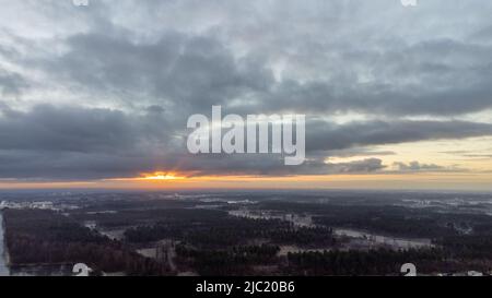 Rijkevorsel, Belgio, 28th gennaio 2022, spettacolare e colorata alba o tramonto cielo sopra il piccolo villaggio di Sint Jozef, sul canale Dessel Schoten foto aerea a Rijkevorsel, kempen, Belgio, che mostra il corso d'acqua nel verde naturale paesaggio agricolo. Foto di alta qualità. Foto di alta qualità Foto Stock