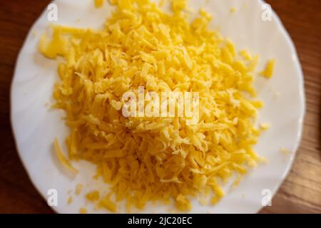Formaggio tritato finemente per pizza fatta in casa. Foto Stock
