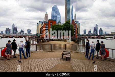 Londra, Regno Unito. 9th giugno 2022. La gente che gode della vista della città di Londra si riflette in una nuova esposizione di Saint Laurent intitolata Self 07 che presenta 6 fotografi di Magnum con foto in 6 città, curata da Anthony Vaccarello. Credit: Karl Black/Alamy Live News Foto Stock