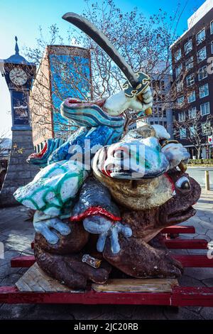 Scultura di rane combattendo vicino all'ingresso di Nawate dori nel centro giapponese Foto Stock