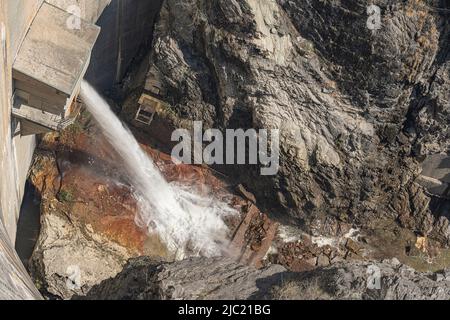Deflusso d'acqua alla diga della Val Verzasca, Canton Ticino, Svizzera Foto Stock
