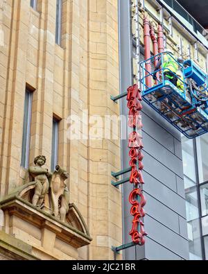 Glasgow, Scozia, Regno Unito 9th giugno, 2022.rimozione di rivestimenti nel nuovo negozio di ammiraglia h & m su Buchanan Street vicino al caffè hard rock come gli acquirenti su buchanan Street, il miglio di stile della scozia, passare sotto Credit Gerard Ferry/Alamy Live News Foto Stock