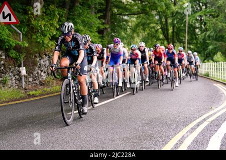 Il peloton passa il lago Vyrnwy durante la quarta tappa del Women's Tour da Wrexham a Welshpool. Data foto: Giovedì 9 giugno 2022. Foto Stock