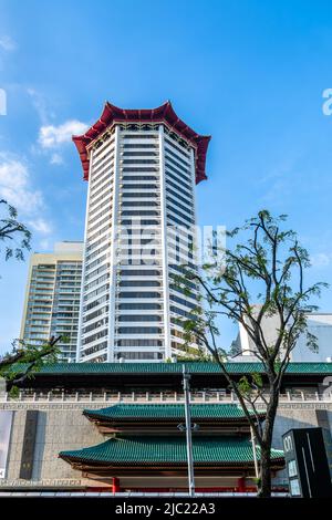 Tang Plaza, una torre a 33 piani simile a una pagoda e un podio, il Marriott Tang Plaza Hotel e il grande magazzino Tang Plaza Hotel. Foto Stock