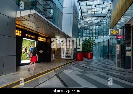 Passeggiata che porta all'ingresso della Wisma Atria e alla stazione MRT di Orchard in Orchard Road. Foto Stock