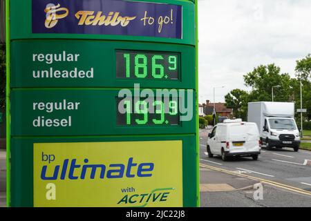 Hornchurch, Essex, Regno Unito. 9th giugno 2022. I prezzi dei carburanti nel Regno Unito sono record. Il costo di rifornimento di avarage auto con benzina raggiunge £ 100. Credit: Marcin Rogozinski/Alamy Live News Foto Stock