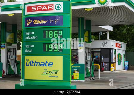 Hornchurch, Essex, Regno Unito. 9th giugno 2022. I prezzi dei carburanti nel Regno Unito sono record. Il costo di rifornimento di avarage auto con benzina raggiunge £ 100. Credit: Marcin Rogozinski/Alamy Live News Foto Stock