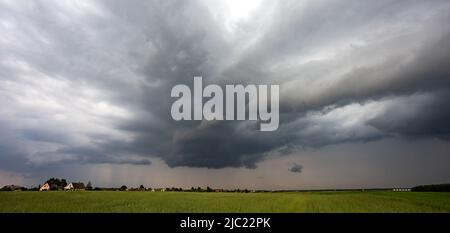 Nuvole tempesta su campo, tempo estremo, tempesta pericolosa Foto Stock
