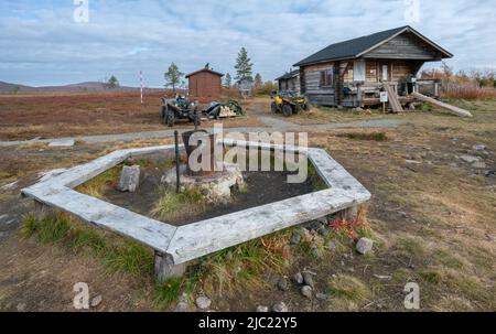 Hetta, Finlandia - 09.19.2021:Camino aperto con panchine di legno intorno ad esso nella tundra finlandese. Pahakuru, parco nazionale Pallas-Yllastunturi, Finlandia Foto Stock