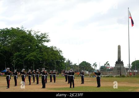 Manila, Filippine: Drill Drill ed esposizione del corpo Marino delle Filippine cerimoniali nel parco di Luneta dal monumento Rizal e dal flagpole di Indipendenza. Foto Stock