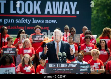 Washington, Stati Uniti d'America. 08th giugno 2022. Il rappresentante degli Stati Uniti Mike Thompson (democratico della California) offre osservazioni durante una protesta da Everytown per la sicurezza di Gun e le sue reti di base, Moms Demand Action e Students Demand Action, vicino al Campidoglio degli Stati Uniti a Washington, mercoledì 8 giugno 2022. Credit: Rod Lammey/CNP/Sipa USA Credit: Sipa USA/Alamy Live News Foto Stock