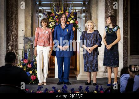 2022-06-09 11:18:44 AMSTERDAM - la principessa Beatrix presenta un garofano d'argento dal Principe Bernhard Culturfonds a Daphne Wassink nel Palazzo reale di Amsterdam. I garofani d'Argento sono stati assegnati annualmente dal 1950 a persone che si sono impegnate volontariamente e non retribuite per la cultura o la natura nei Paesi Bassi. ANP RAMON VAN FLYMEN olanda OUT - belgio OUT Foto Stock