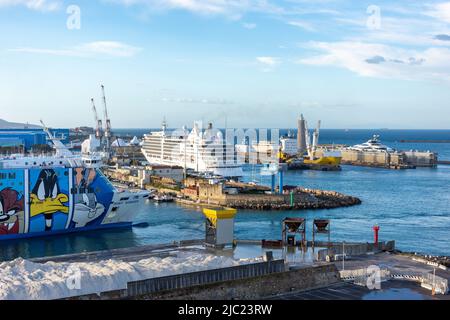 Traghetti passeggeri e navi da crociera nel Porto di Livorno, Livorno, Regione Toscana, Italia Foto Stock