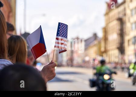 Bandiere americane e ceche nelle mani dei popoli in una strada - celebrazione della liberazione di Pilsen da parte dell'esercito degli Stati Uniti nel 1945 Foto Stock