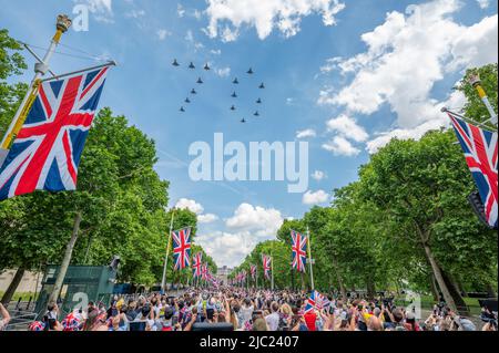 The Mall, Londra, Regno Unito. 2 giugno 2022. Grandi folle sul Mall dopo il 2022 Trooping the Colour guardare il grande RAF flypassato, tra cui 15 tifoni in formazione 70. Credit: Malcolm Park/Alamy Live News Foto Stock