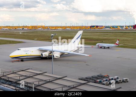 Schkeuditz, Germania - 29th maggio 2022 - molti grandi aerei da carico AN-124-100 ucraini Ruslan parcheggiati sul terminal dell'aeroporto di Leipzig Halle catmac grembiule per Foto Stock