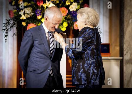 2022-06-09 11:35:31 AMSTERDAM - la principessa Beatrix presenta un garofano d'argento dal Principe Bernhard Culturfonds al Klaas Post nel Palazzo reale di Amsterdam. I garofani d'Argento sono stati assegnati annualmente dal 1950 a persone che si sono impegnate volontariamente e non retribuite per la cultura o la natura nei Paesi Bassi. ANP RAMON VAN FLYMEN olanda OUT - belgio OUT Foto Stock